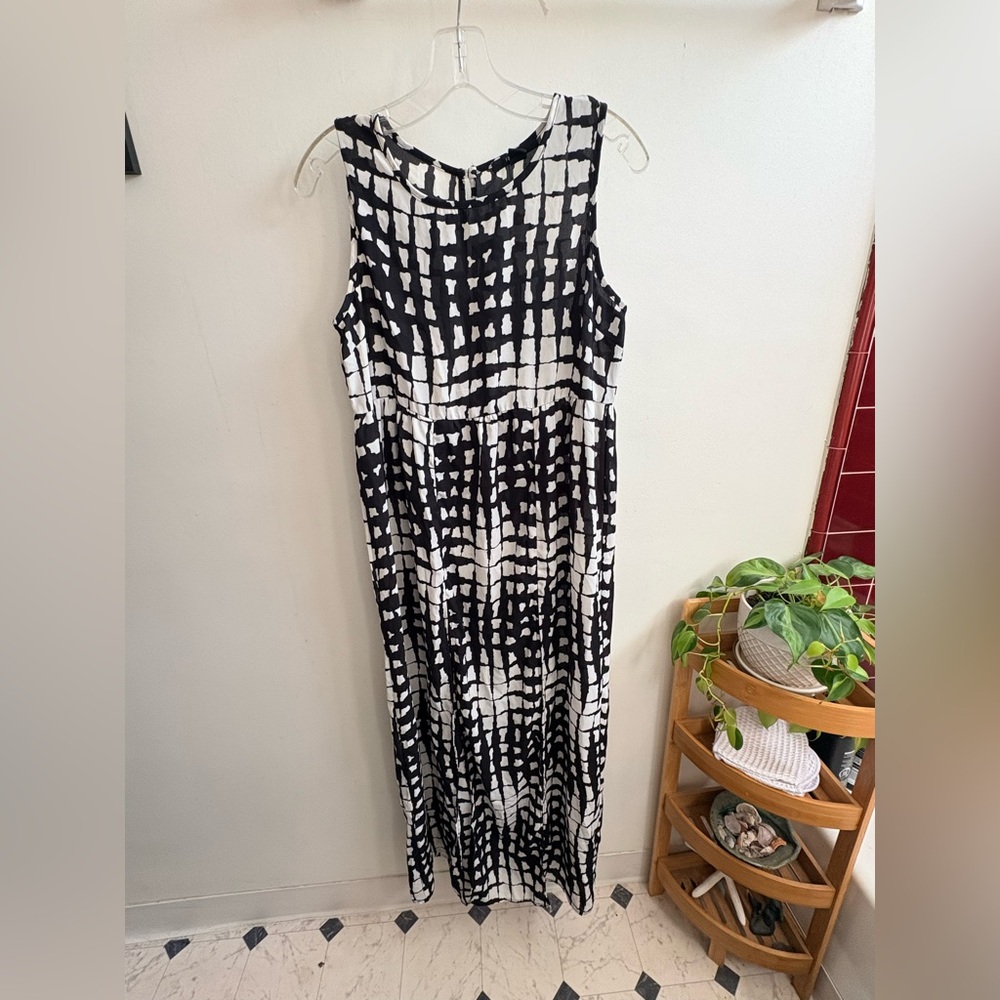 Elegant Black and White Sleeveless Dress